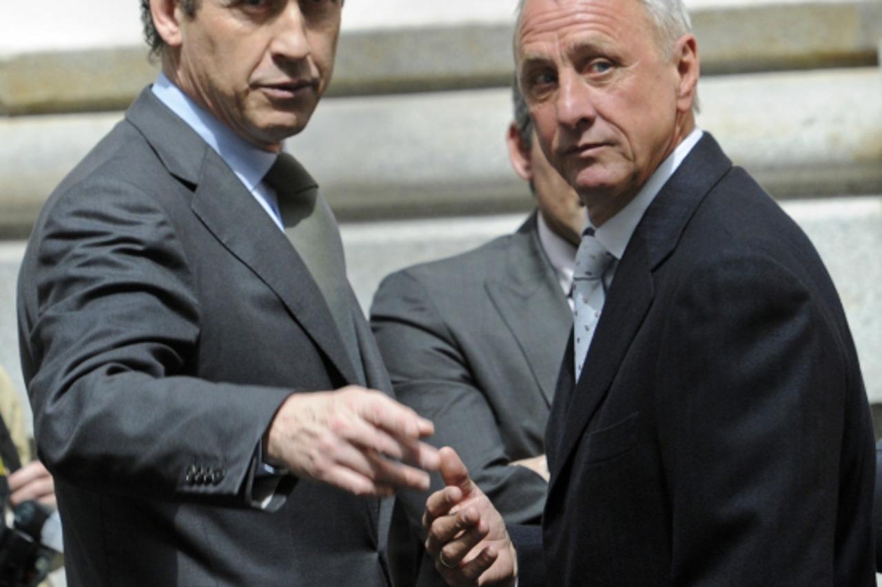 'Real Madrid General Director Argentinian Jorge Valdano (L) chats with Barcelona Honor President Dutch Johan Cruyff (R) during the presentation of the UEFA Champions League Trophy at Cibeles Palace in