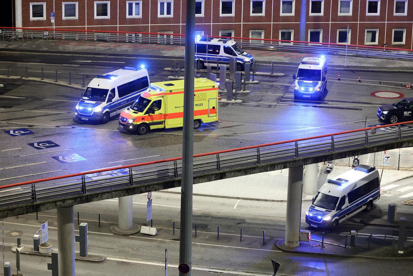 04 November 2023, Hamburg: Emergency services block access to Hamburg Airport during an operation. An armed hostage-taker forced his way onto the apron of Hamburg Airport in his car on Saturday evening. The entire airport was cleared and cordoned off. According to the police, the man had a four-year-old child in his grip. Photo: Bodo Marks/dpa Photo: Bodo Marks/DPA