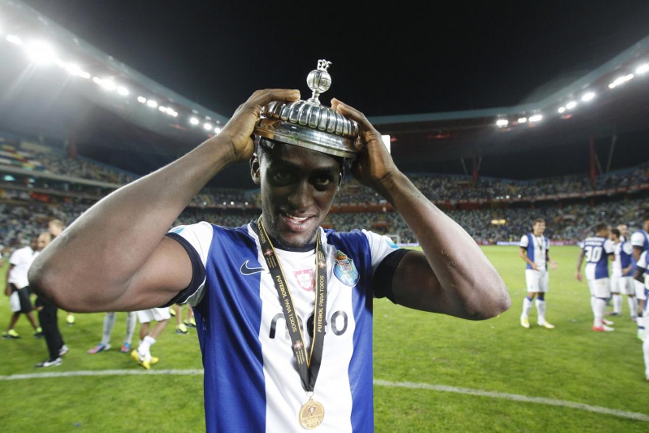 'Porto\'s Jackson Martinez celebrates with the trophy after defeating Academica at the Portuguese Super Cup at Aveiro\'s city stadium August 11, 2012. REUTERS/Rafael Marchante (PORTUGAL - Tags: SPORT 