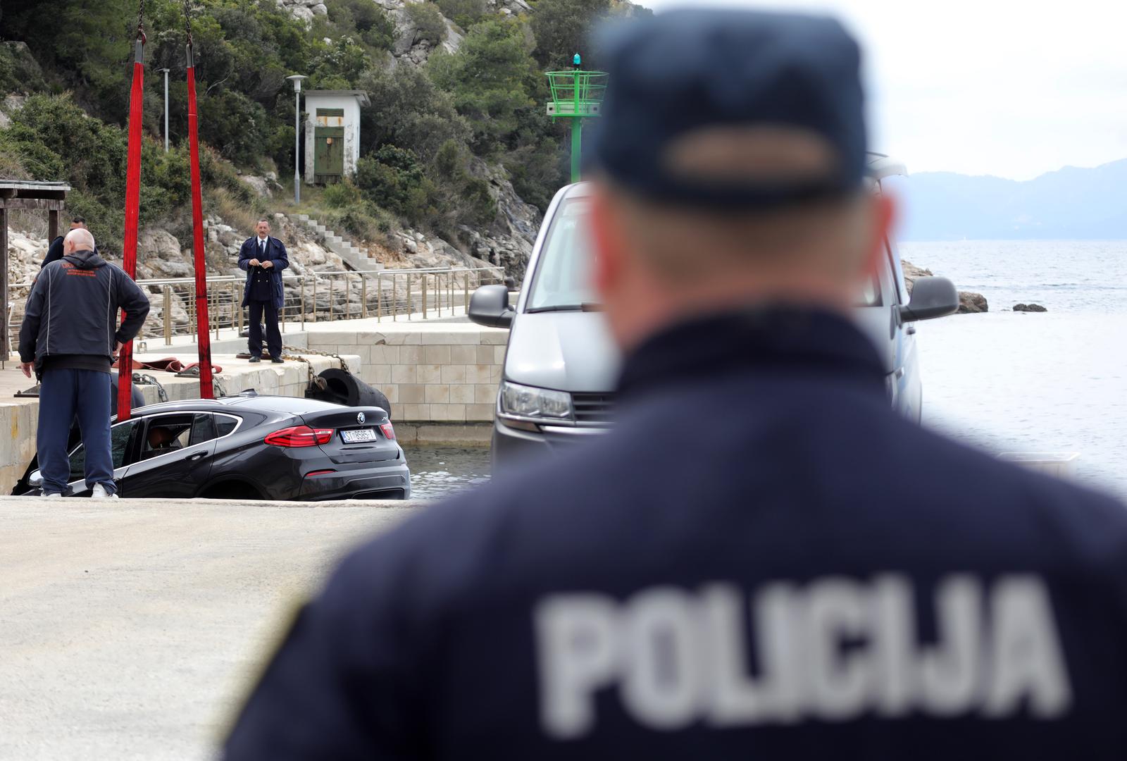 20.03.2023., Prapratno - Iz mora je izvucen osobni automobil koji je sletio u more dok su u njemu bile cetiri osobe. Tri osobe su spasene dok je jedna zenska osoba preminula.  Photo: Grgo Jelavic/PIXSELL