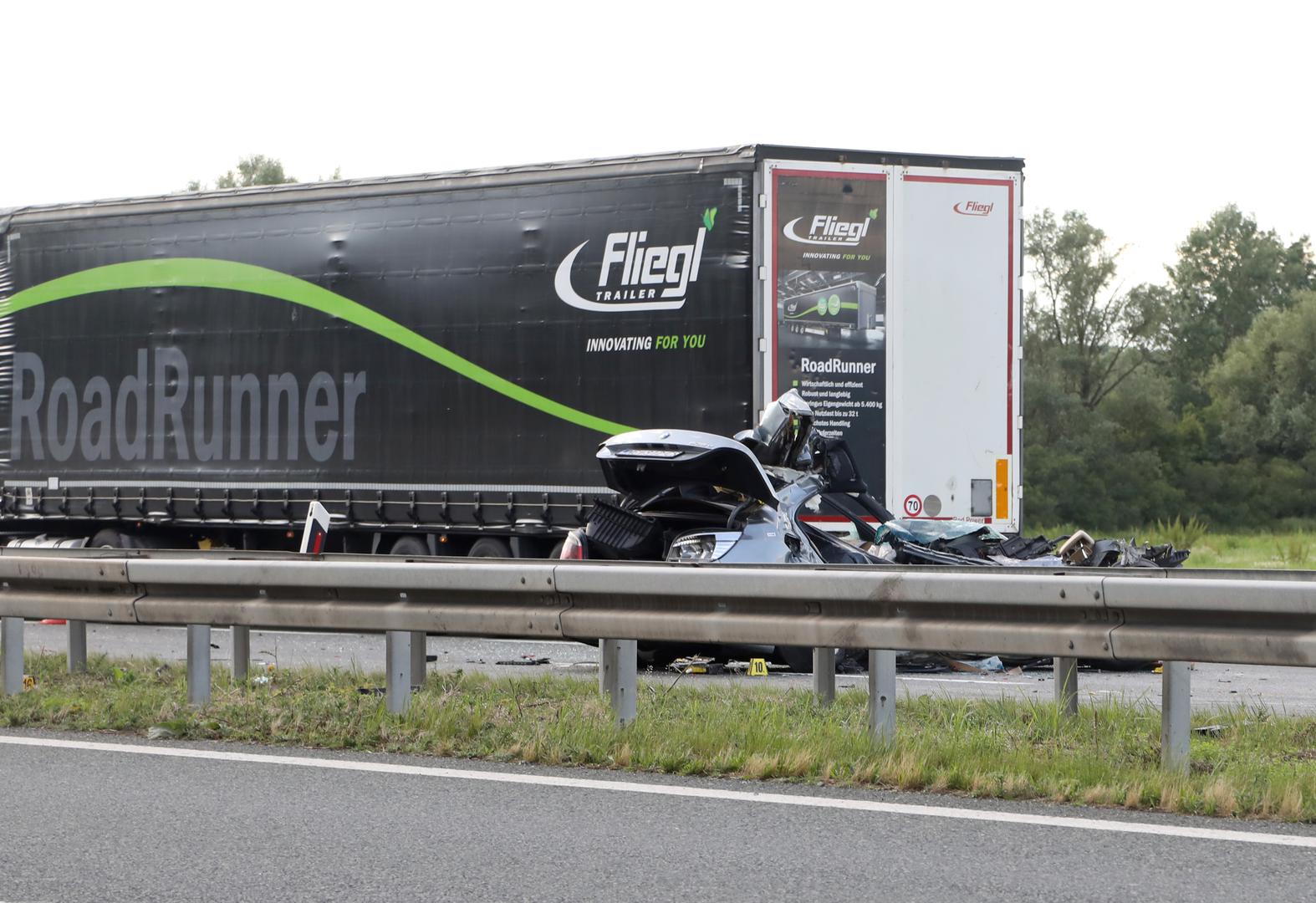 31.05.2024., Novska - Na sjevernoj strani autoceste A3 izmedju cvora Okucani i Novska dogodila se prometna nesreca u kojoj je sudjelovalo teretno i osobno vozilo. Dvije osobe su smrtno stradale dok je jedna osoba prevezena u bolnicu u Novu Gradisku. Policijski ocevid je u tijeku. Photo: Edina Zuko/PIXSELL