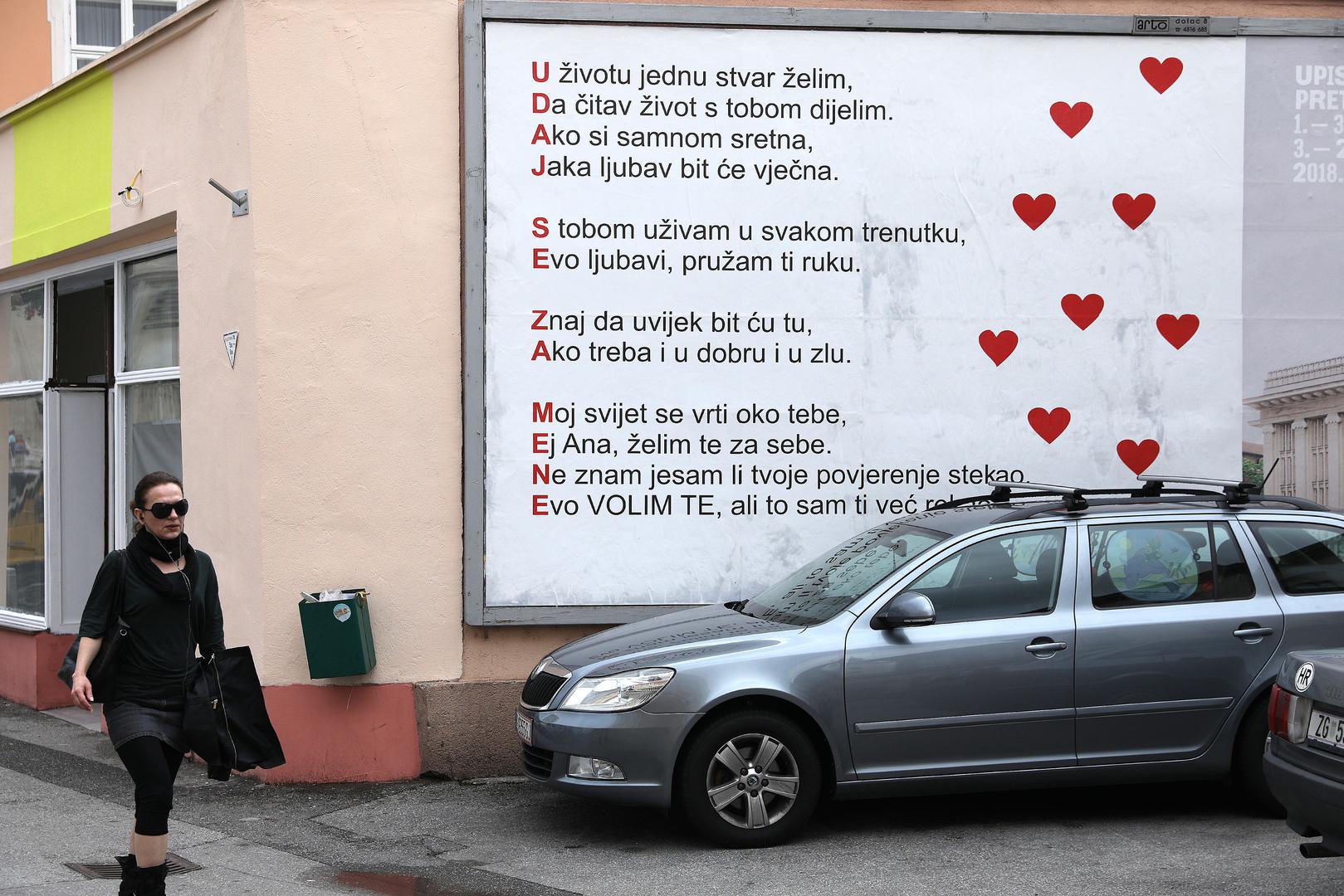 Poruka je pobudila zanimanje prolaznika, a što je Ana odgovorila ne znamo, no vjerujemo da je pristala vidjevši domišljati plakat.