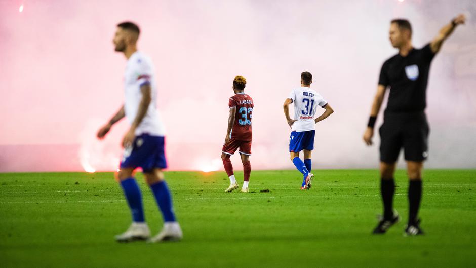 Split: Torcida zasula teren bakljama, nakratko je prekinut susret Hajduka i Rijeke