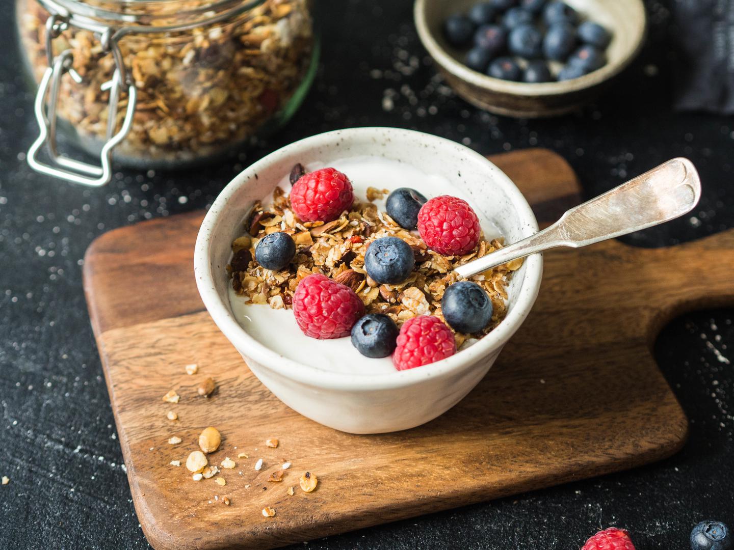 Za doručak pojedite zdjelicu žitarica, onih s visokim udjelom vlakana. U njih dodajte i jogurt koji je također odličan izvor.