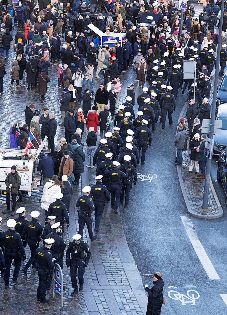 Police officers gather before the drive from Amalienborg Castle to Christiansborg Castle, on the day Denmark's Queen Margrethe abdicates after a reign of 52 years and her elder son, Crown Prince Frederik, ascends the throne as King Frederik X in Copenhagen, Denmark, January 14, 2024. Ritzau Scanpix/Claus Bech via REUTERS  ATTENTION EDITORS - THIS IMAGE WAS PROVIDED BY A THIRD PARTY. DENMARK OUT. NO COMMERCIAL OR EDITORIAL SALES IN DENMARK. Photo: Ritzau Scanpix Denmark/REUTERS