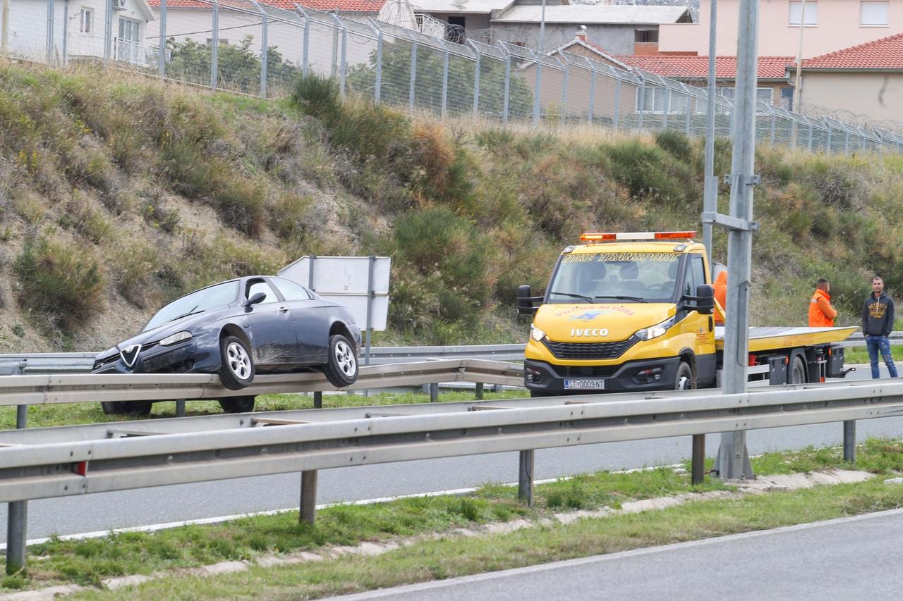 Solin: Automobil završio na ogradi