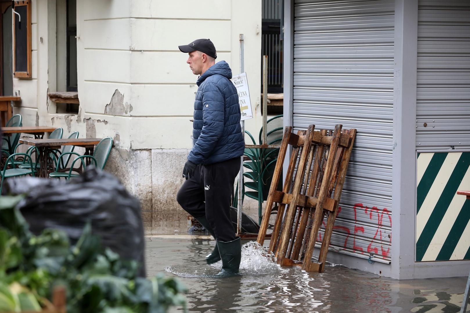 02.12.2023., Rijeka - Dijelovi gradske trznice i okolnih ulica pod vodom nakon jakog juga i kise. Photo: Goran Kovacic/PIXSELL