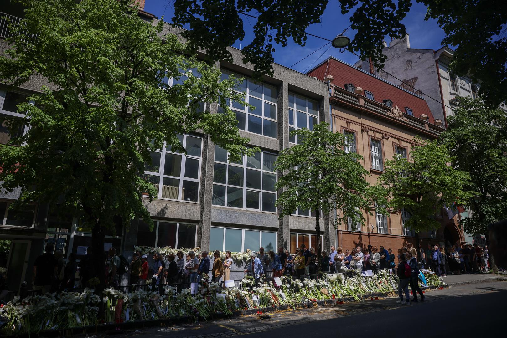 07.05.2023., Beograd, Srbija - Veliki broj gradjana dosao je ispred osnovne skole "Vladislav Ribnikar”, kako bi se upisao u knjigu zalosti. Photo: Armin Durgut/PIXSELL