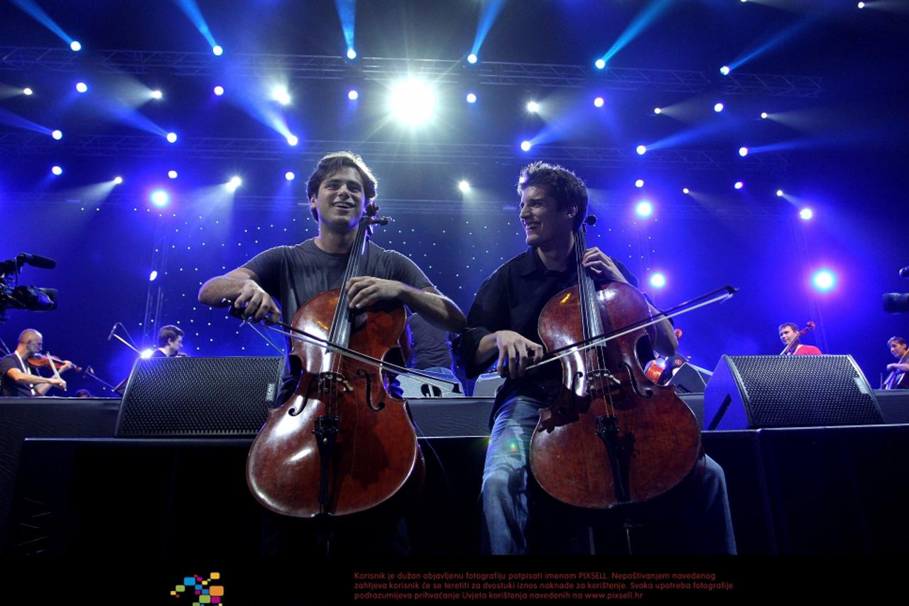 2 cellos