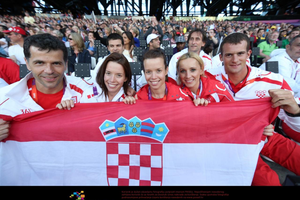 '4.8.2012., London - Olimpijske igre. Bacanje diska. Zoran Primorac, Ana i Lucia Zaninovic, Andja Jelavic i Damir Martin drze hrvatsku zastavu i prate Sandru Perkovic. Photo: Igor Kralj/PIXSELL'