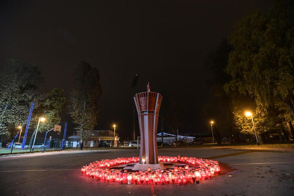 Zagreb: Učenici OŠ Većeslava Holjevca u Sigetu zapalili su svijeće i napravili vodotoranj