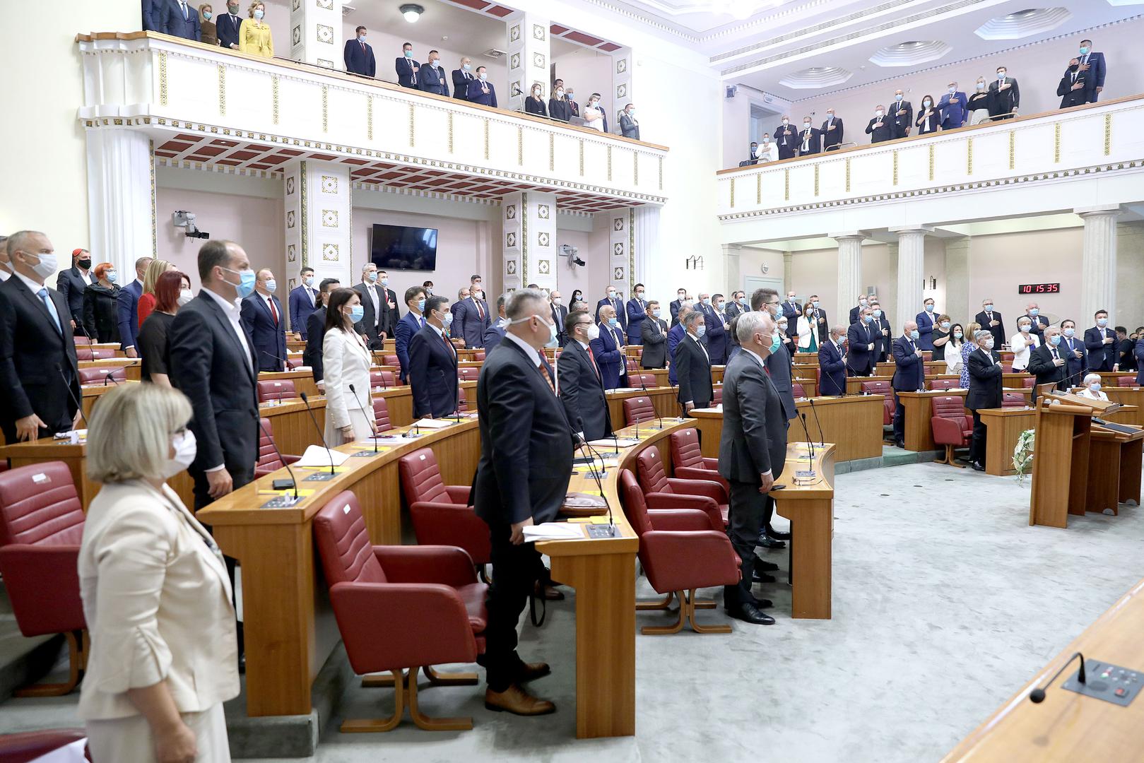 Oporba se žestoko protivi ovom posljednjem, Vladu proziva da se prvo okomila na novinare, a između dva čitanja zakona, na zviždače. Više oporbenih klubova amandmanima je tražilo brisanje sporne odredbe, no Vladini predstavnici sve su ih odbili.