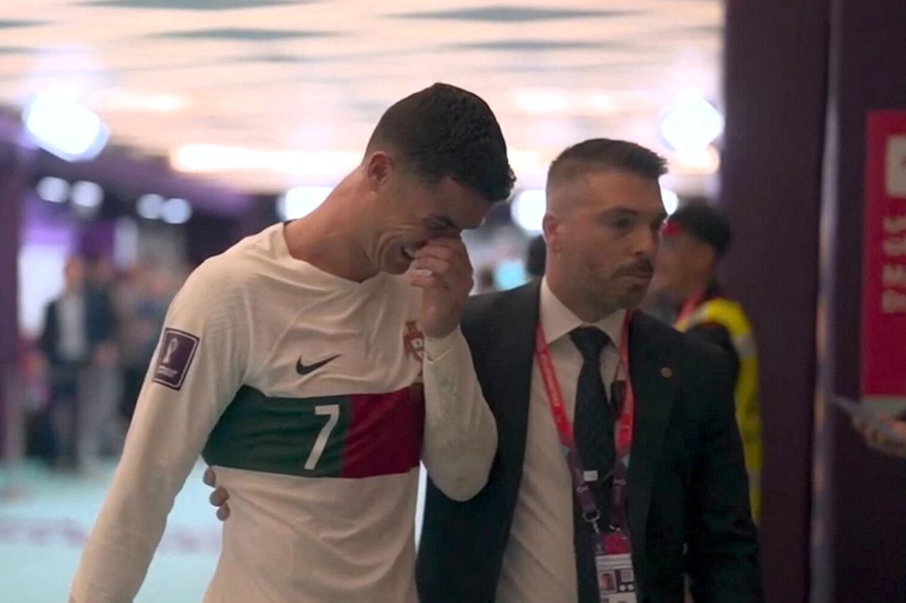 Cristiano Ronaldo en pleurs à la fin du match Portugal-Maroc qui a vu son équipe éliminée en quart de finale lors de coupe de Monde de football (FIFA 2022) au stade Education City à Al Rayyan au Qatar