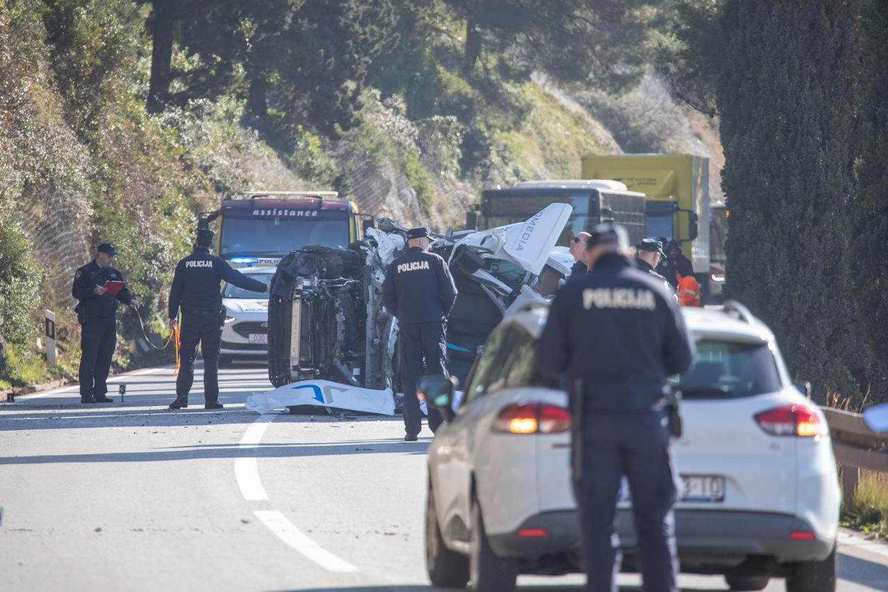 Stijena se odlomila i pala na kombi na magistrali kod Dubrovnika