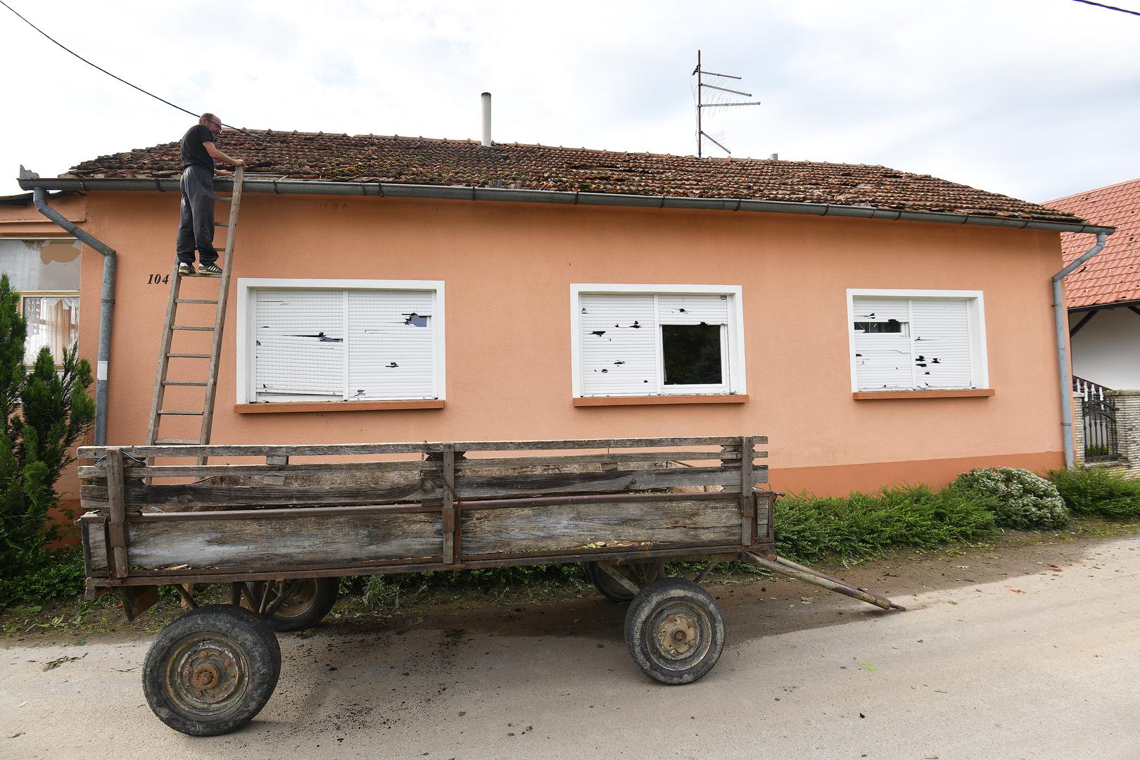 26.05.2022., Veliki Bukovec - Veliko nevrijeme praceno tucom koje je jucer pogodilo podrucje Opcine Veliki Bukovec prouzrocilo je veliku stetu mjestanima koji kazu da je tuca ostetila svaki krov, plastenike, staklenike i usjeve. Mjestani dan nakon nevremena saniraju ostecenja. Photo: Vjeran Zganec Rogulja/PIXSELL