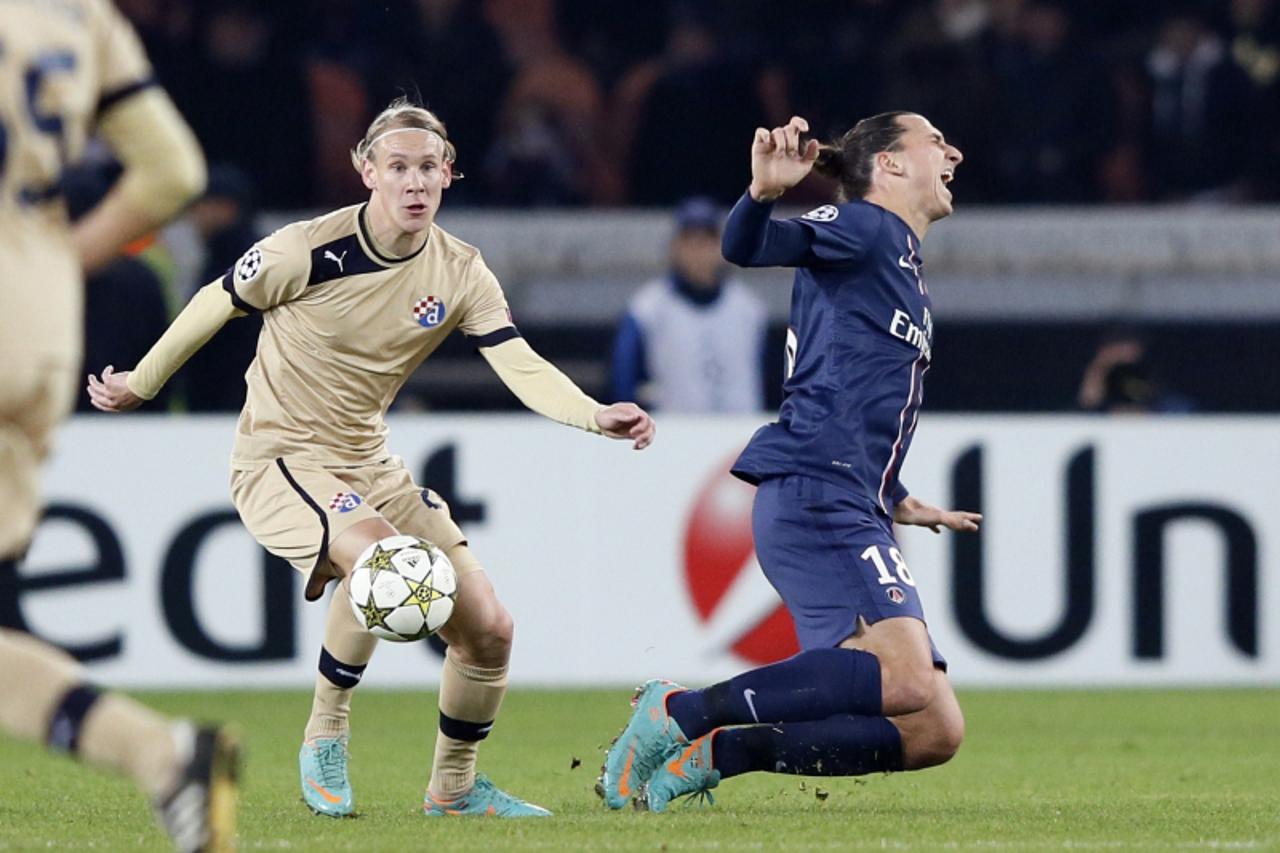 'Paris Saint-Germain\'s Swedish forward Zlatan Ibrahimovic (R) is tackled by Dinamo Zagreb\'s Domagoj Vidaduring during the UEFA Champions League Group A football match Paris Saint-Germain (PSG) vs Di