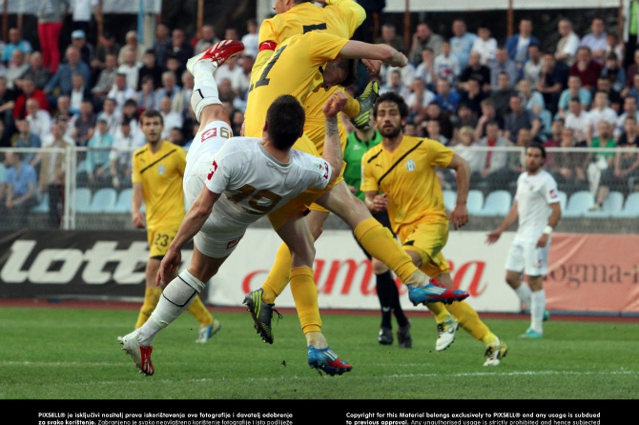 '20.04.2013., Rijeka, stadion Kantrida - 28. kolo MAXtv prve lige, NK Rijeka - NK Lokomotiva. Leon Benko u skoku sa igracima Lokomotive. Photo: Goran Kovacic/PIXSELL'