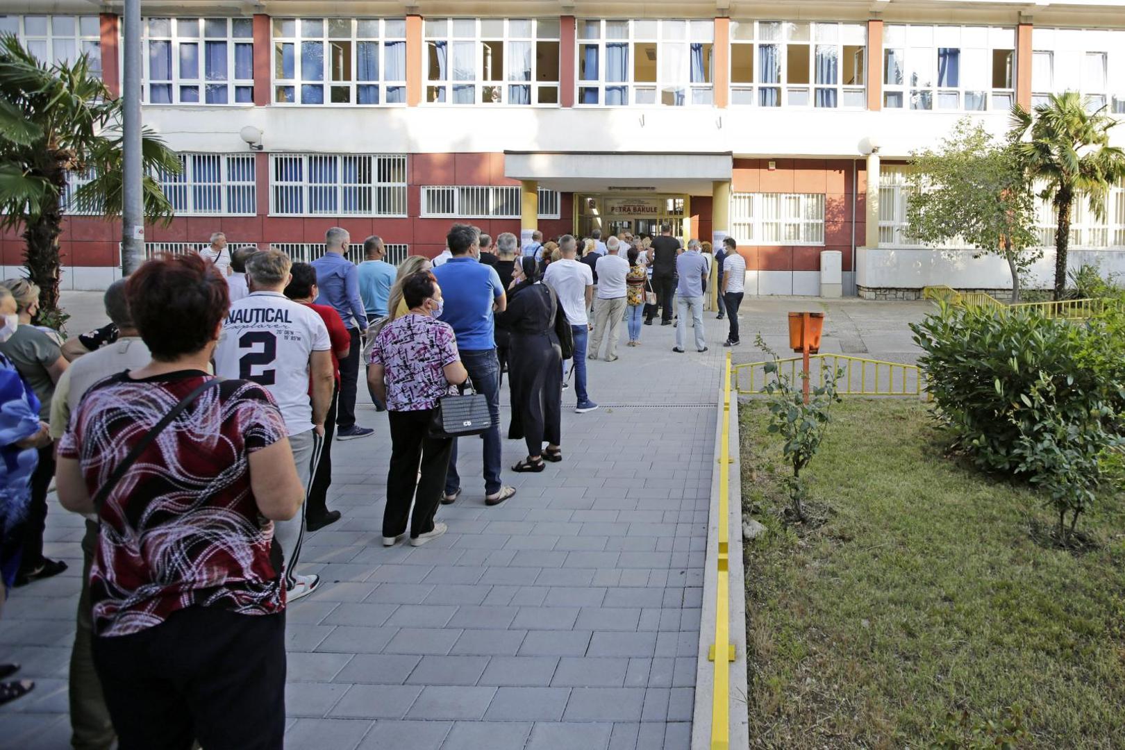 05.07.2020., Mostar - Bosna i Hercegovina - Velike guzve u Mostaru na biralistima tijekom parlamentarnih izbora u Republici Hrvaskoj. Photo: Denis Kapetanovic/PIXSELL