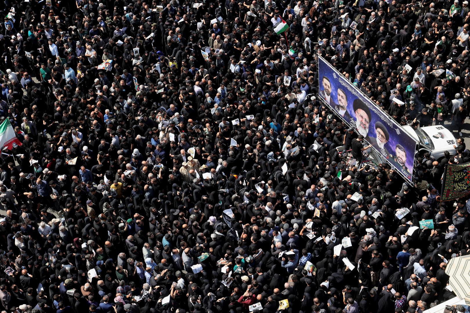 Mašući portretima pokojnog predsjednika i iranskim zastavama deseci tisuća Iranaca okupili su se u središtu Teherana kako bi odali posljednju počast poginulome iranskom predsjedniku.