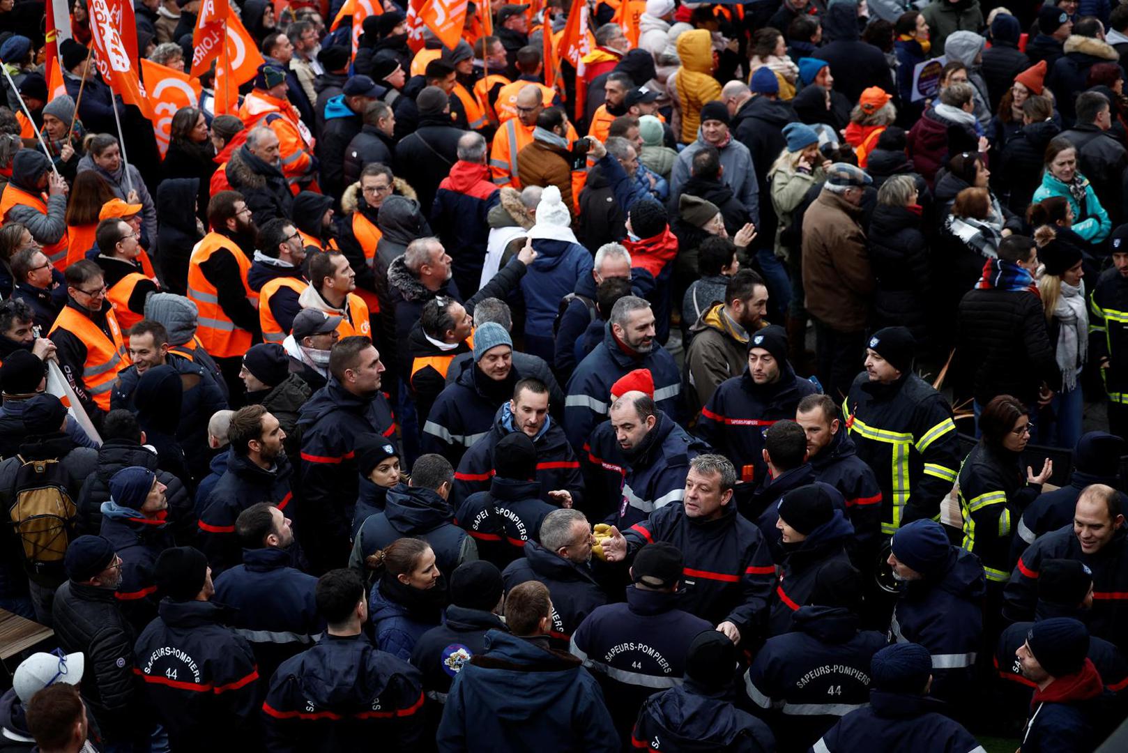 French firefighters on strike attend a demonstration against French government's pension reform plan in Saint-Nazaire as part of a day of national strike and protests in France, January 19, 2023. REUTERS/Stephane Mahe Photo: STEPHANE MAHE/REUTERS