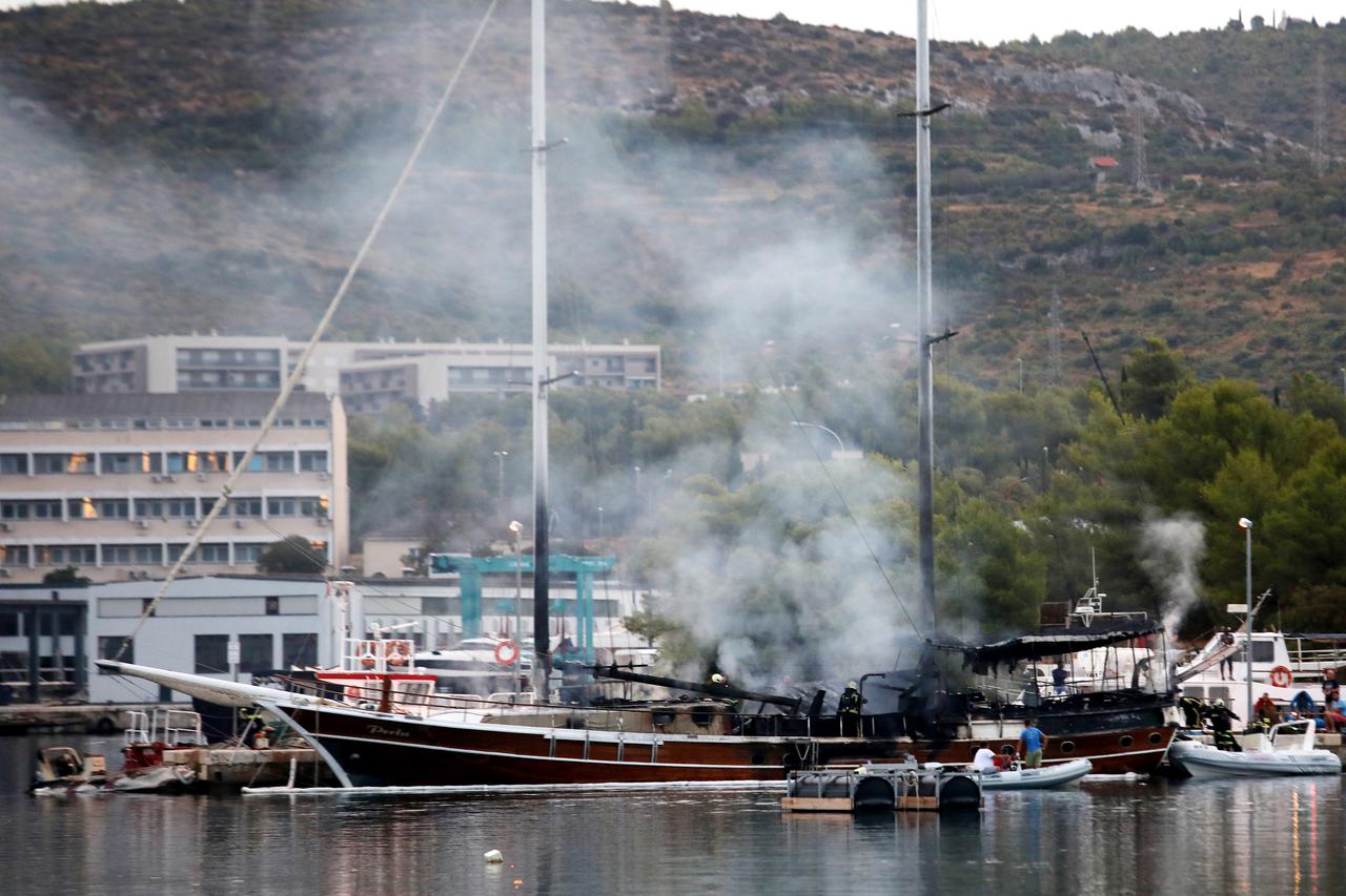 Šibenik: Izbio požar na turističkom jedrenjaku, očevid u tijeku