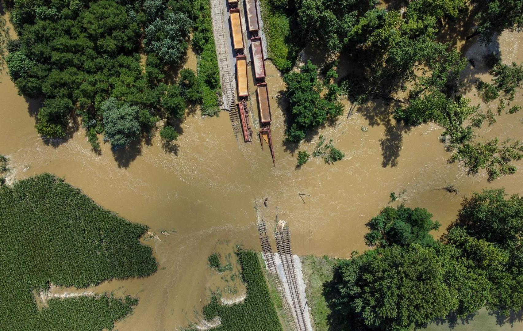 08.08.2023., Koprivnica - Zracna fotografija pruge pored Soderice na kojoj se nalaze potopljeni vagoni. Photo: Igor Soban/PIXSELL