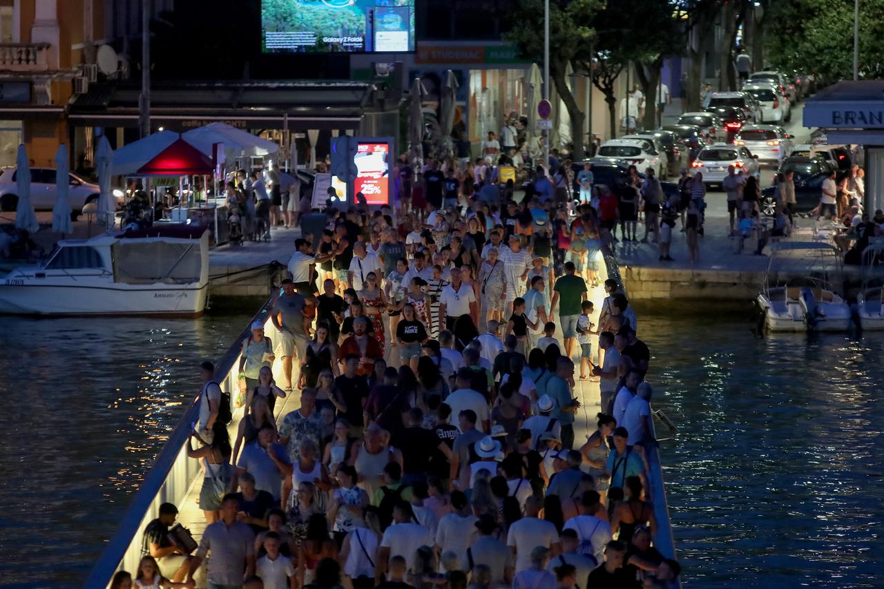 Turisti uživaju u kupanju na gradskoj plaži u Makarskoj