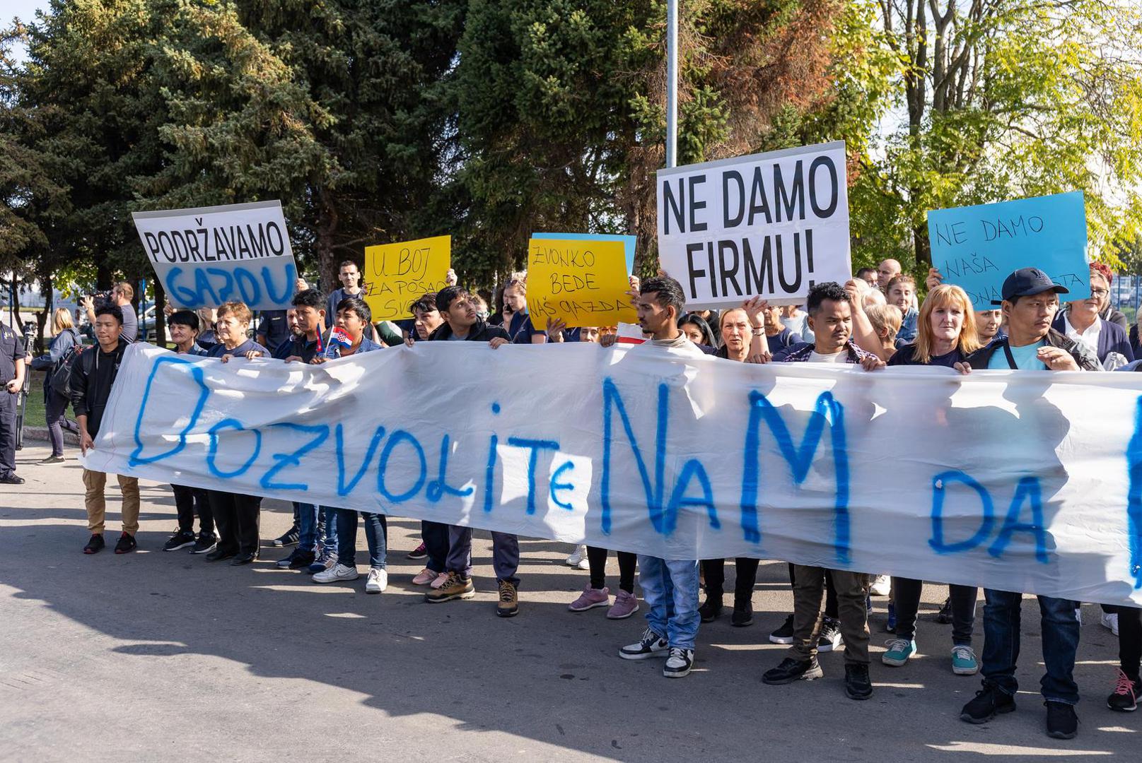 06.10.2023., Osijek - Radnici Drave International u koloni stigli ispred ulaza u tvornicu sa transparentima podrske vlasniku Zvonku Bedeu. Photo: Davor Javorovic/PIXSELL