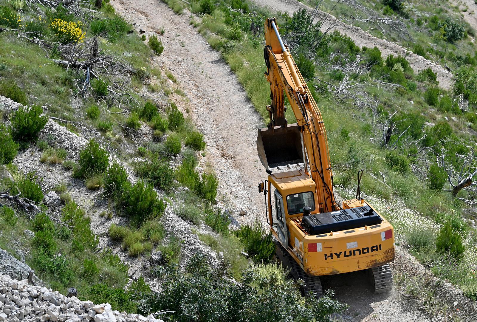 02.06.2023., Uvala Vruja - Zapocelo je rusenje sedam bespravno sagradjenih objekata koje je sagradio poduzetnik Stipe Latkovic. Photo: Matko Begovic/PIXSELL