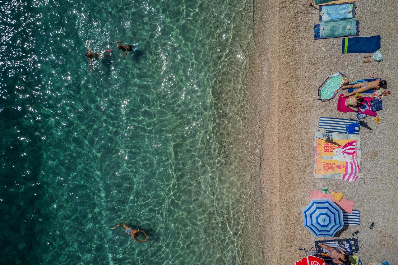 Plaža Martinica je oaza mira i romantike na Braču, a zovu je još i "Domaća plaža"