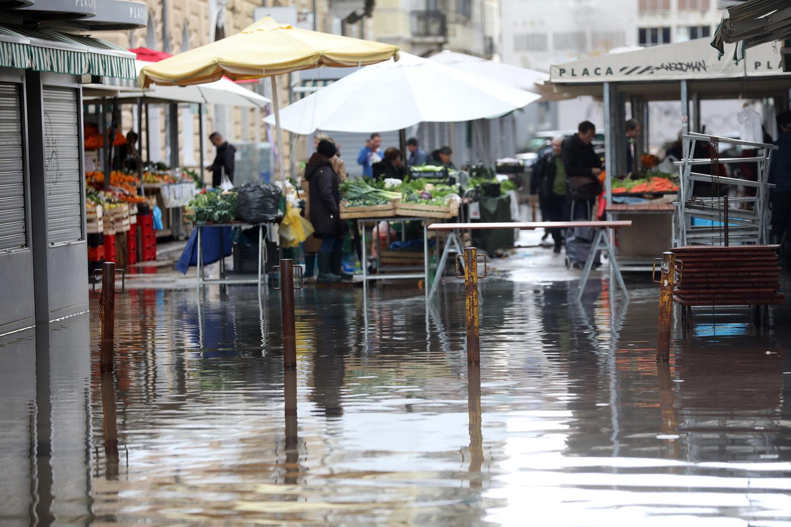 02.12.2023., Rijeka - Dijelovi gradske trznice i okolnih ulica pod vodom nakon jakog juga i kise. Photo: Goran Kovacic/PIXSELL