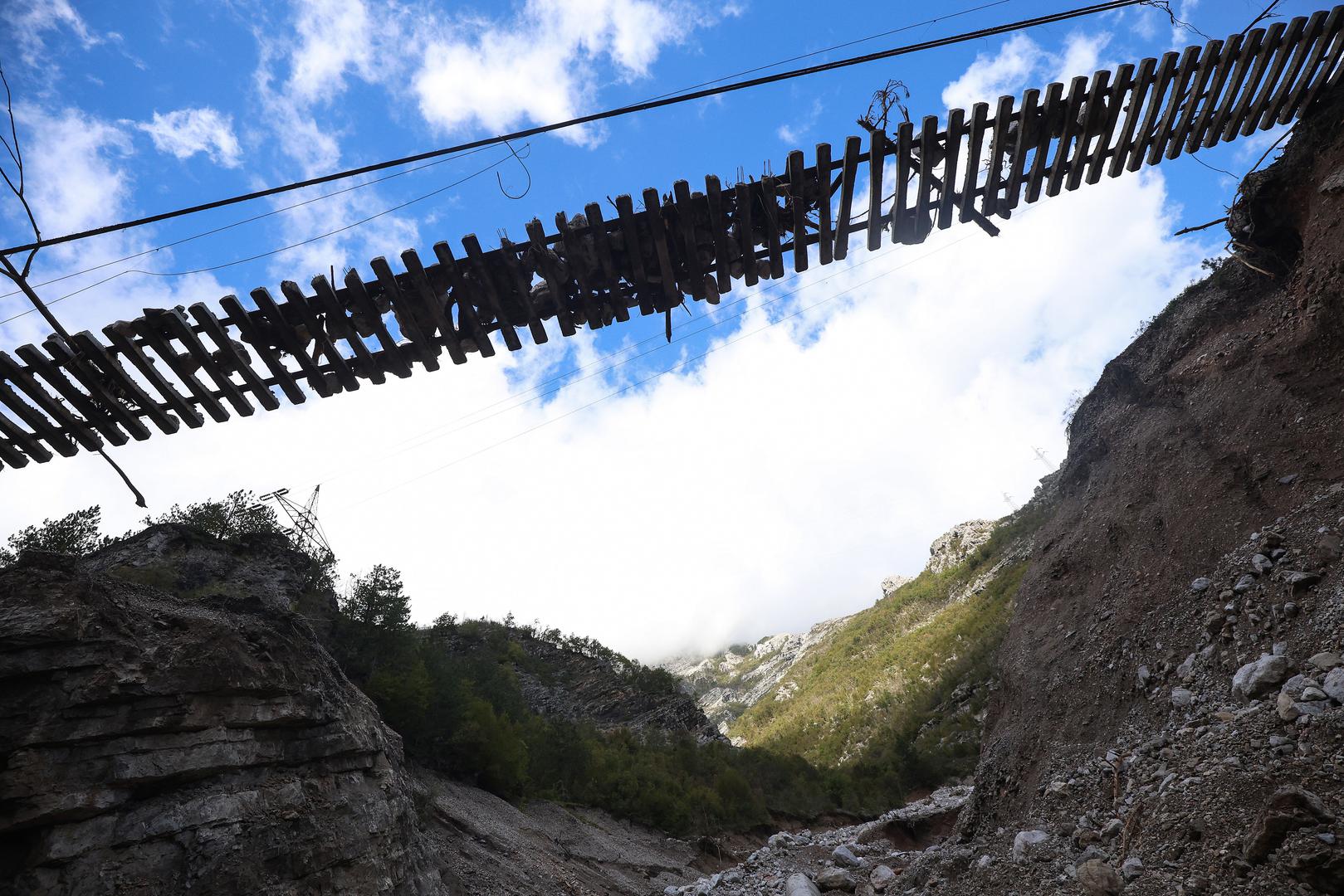 Dosad je pronađeno više od 20 žrtvi poplava. Najveći broj njih je nastradao u selu Donja Jablanica koje je i najteže pogođeno poplavama odnosno odronom kamenja iz obližnjeg kamenoloma.