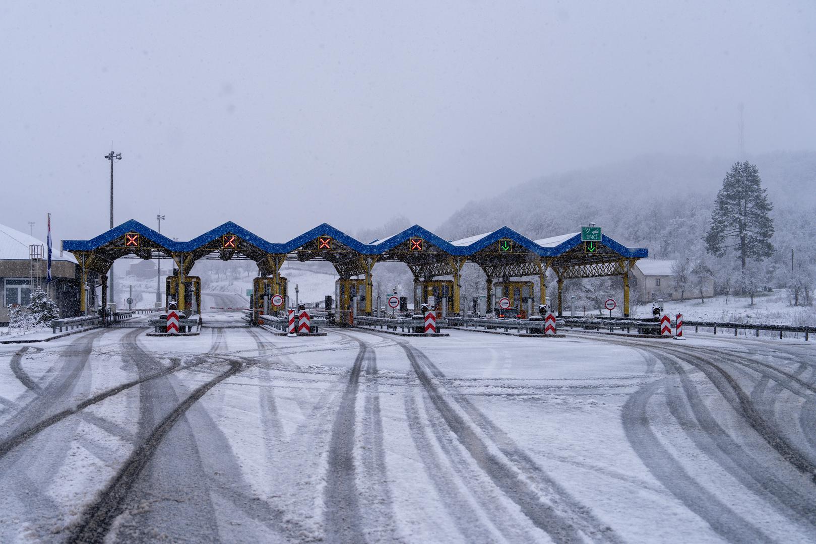 Zabrane vrijede i za specifične kategorije vozila. Na državnoj cesti Korenica-Ondić (DC1) zabranjen je promet za autobuse na kat, vozila s kamp prikolicama i motocikle, dok su na Jadranskoj magistrali (DC8) između Bakra i Senja, Krčkom mostu, autocesti A7 Rijeka istok-Šmrika te nizu drugih cesta zabrane proširene i na dostavna vozila te vozila s natkrivenim teretnim prostorom.