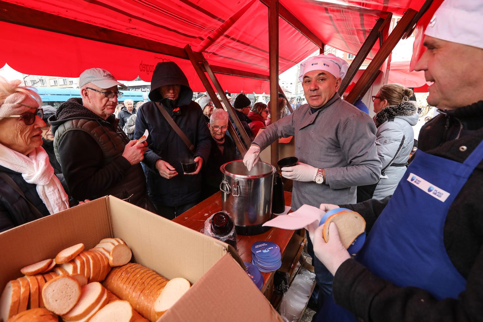 – Želio bih svim Zagrepčanima i Zagrepčanka čestitati Božić i zaželjeti svako dobro. Stranka Plavi grad je simbolično odlučila podijeliti porcije ove delicije, stavljajući naglasak da je ovo dio zagrebačke blagdanske tradicije. Dok imamo vlast u gradu koja dijeli, zanemaruje zagrebačku tradiciju, mi želimo naglasiti koliko je ona bitna za Zagrepčane – poručio je Lovrić. 