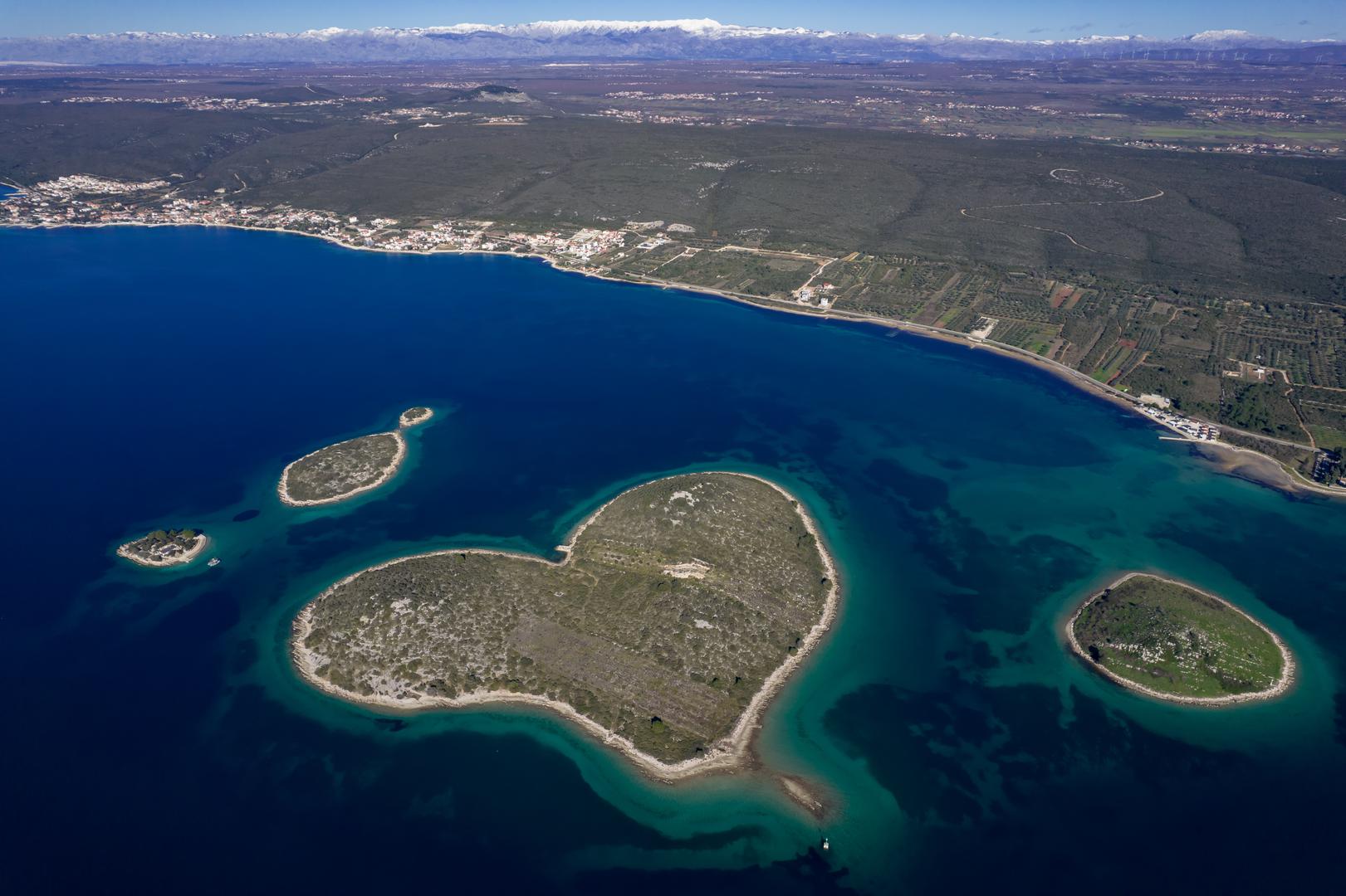 31.01.2023., Otocic Galesnjak, mnogima je znan i kao Otok zaljubljenih. Zbog svog specificnog oblika srca postao je prepoznatljiv otocic nase obale diljem svijeta. Rijec je  nenaseljenom otocicu smjestenom u Pasmanskom kanalu, a moguce ga je posjetiti barkom ili brodom. Photo: Dino Stanin/PIXSELL