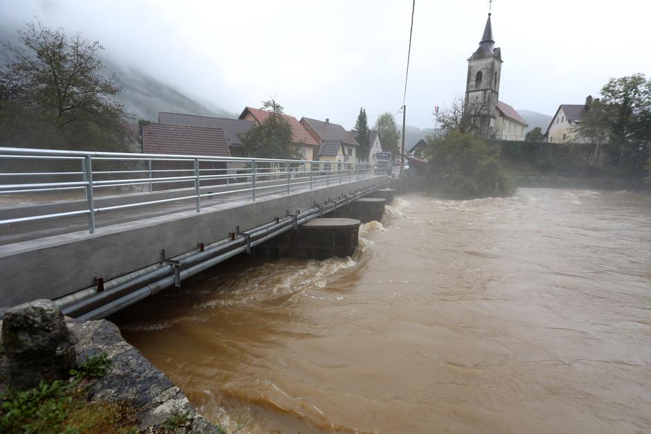 Obilna kiša izazvala je podizanje vodostaja rijeke Kupe i njenih pritoka koji su poplavili prometnice, kuće i vrtove