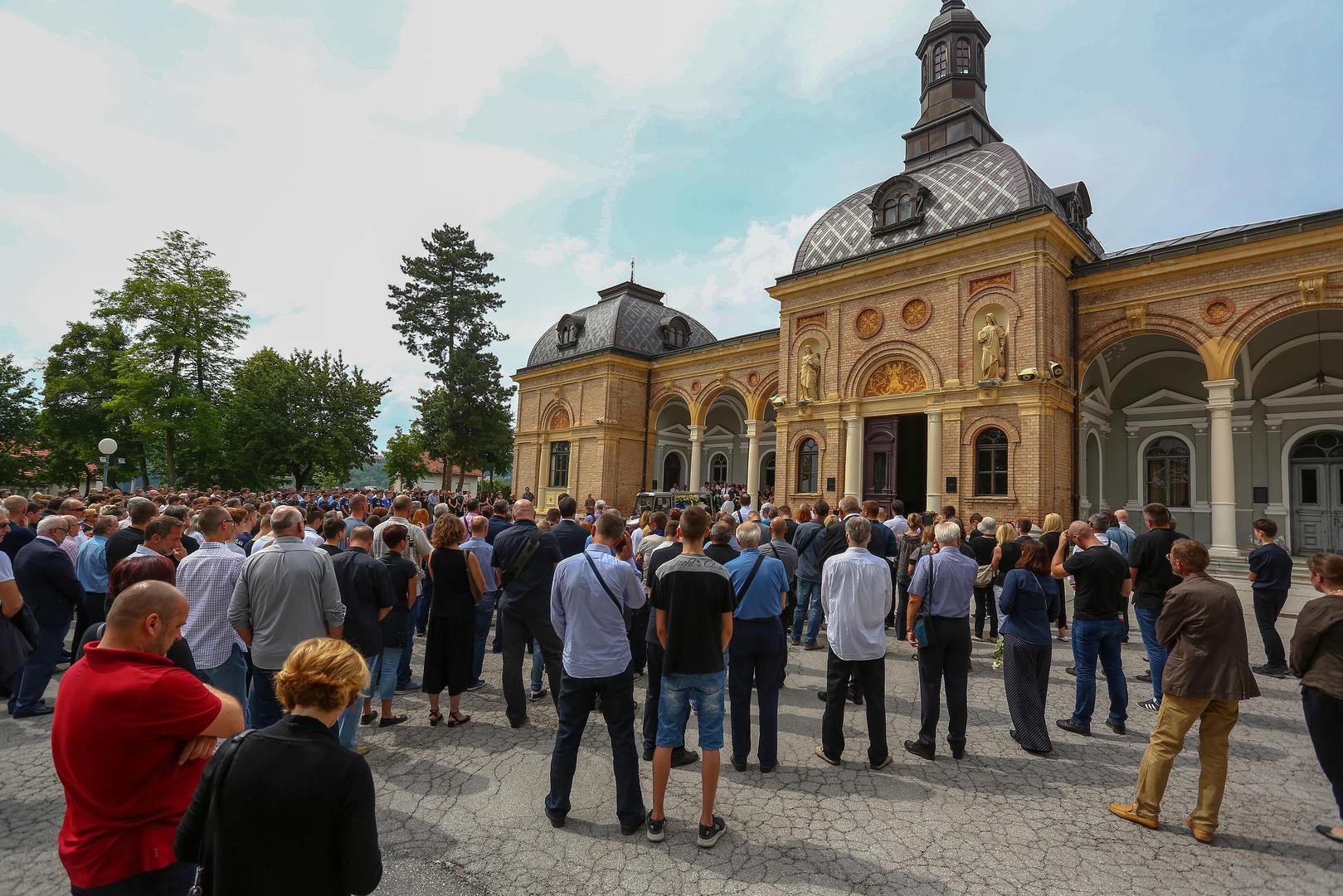 Na Mirogoju se okupilo mnoštvo ljudi, a među okupljenima bili su Oskarova rodbina i prijatelji