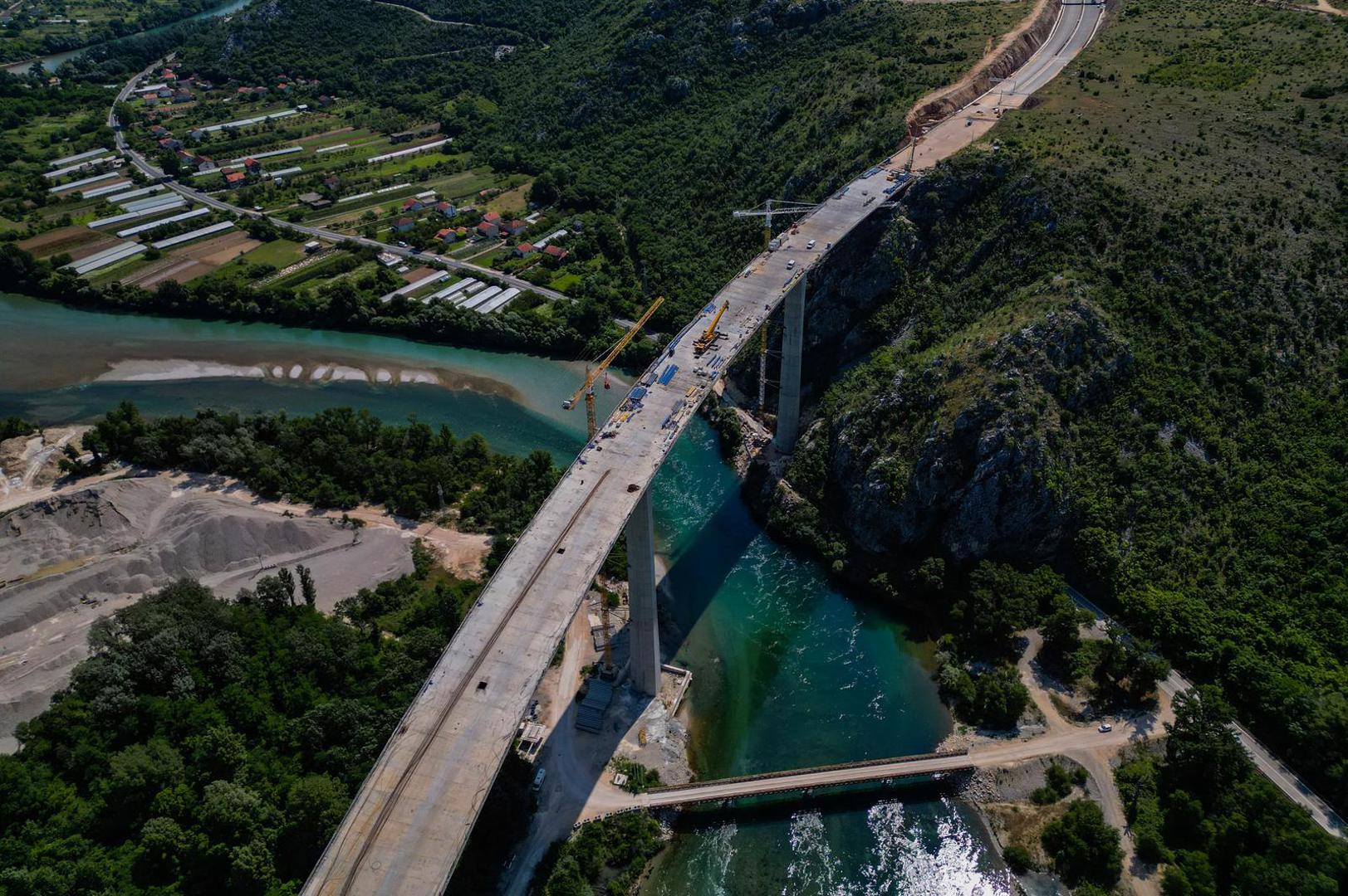 18.06.2023.,Capljina -  Jedan od najvisih mostova u regiji, most Pocitelj uskoro ce biti  spojen s lijevom obalom Neretve. Most Pocitelj visok je nesto vise od stotinu metara, dok njegova duzina iznosi 918 metara. Most ce imati dva vozna traka u svakom smjeru, te je projektiran za brzinu do 130 kilometara na sat. Specificnost ovog mosta je da se citava sirina raspona nalazi na jednostrukom nizu stupova, tj, kolnici nisu fizicki odvojeni. Most Pocitelj najveci je objekt na koridoru Vc. 


 Photo: Denis Kapetanovic/PIXSELL