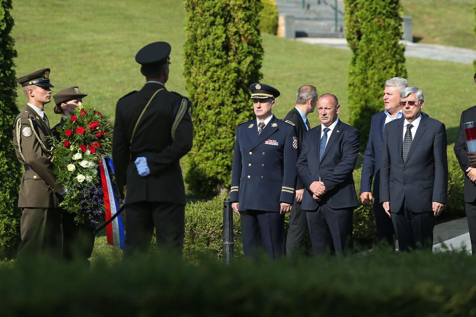 Tomo Medved i Željko Reiner položili vijence na groblju Gaj urni - Krematorij