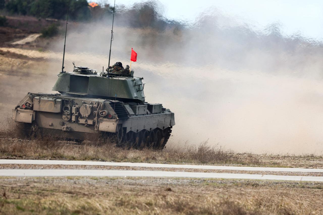 German Defence Minister Pistorius and German President Steinmeier visit Ukrainians undergoing Leopard tank training in Klietz