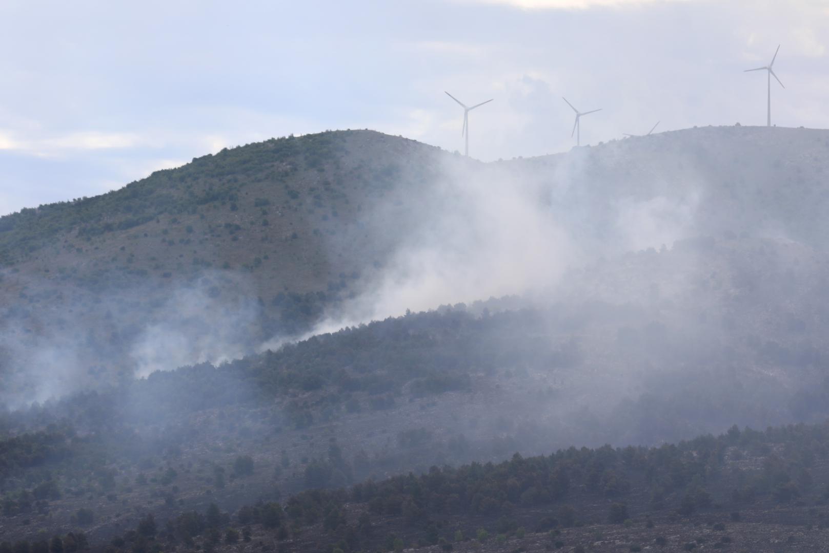 22.04.2024., Vrpolje - Pozar na nepristupacnom terenu izmedju Vrpolja i Grebastice. Photo: Dusko Jaramaz/PIXSELL