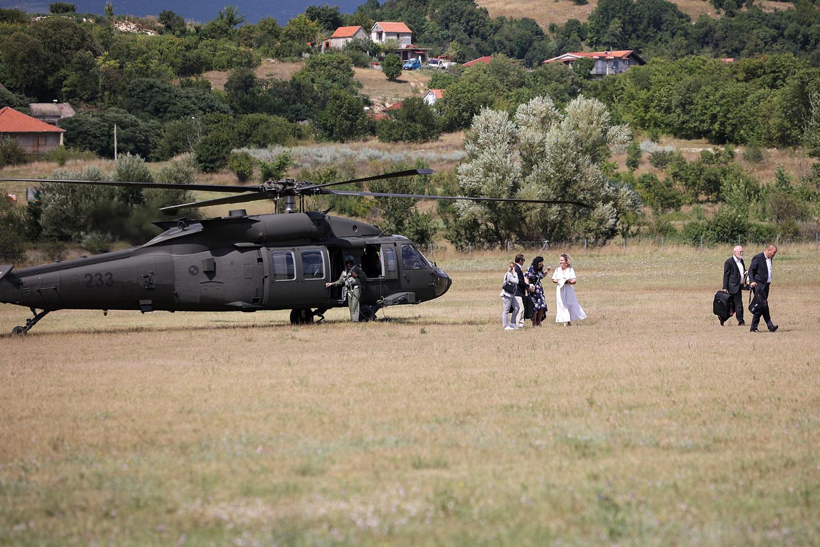 04.08.2024., Sinj - Predsjednica Kosova Vjosa Osmani i savjetnik predsjednika Republike Hrvatske za vanjsku i europsku politiku Neven Pelicaric sletili su u zracnu luku helikopterom Black Hawk. Photo: Zvonimir Barisin/PIXSELL