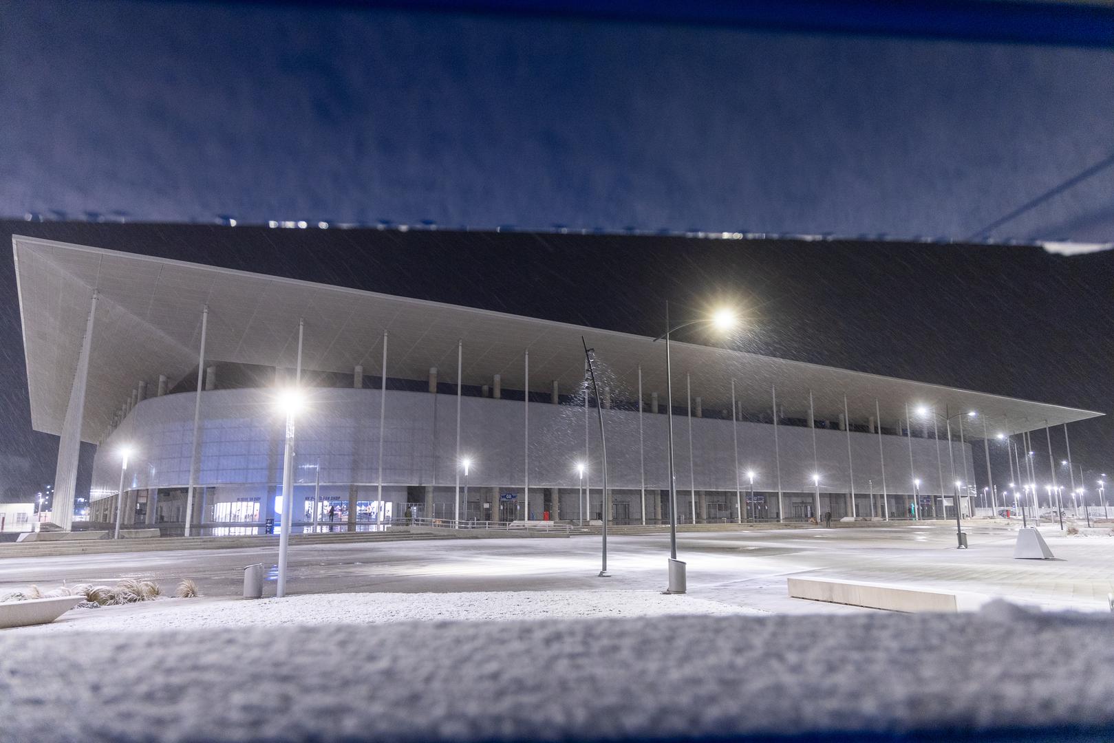 Stadion u Osijeku, najnoviji i najmoderniji u Hrvatskoj ostao je pod snježnim pokrivačem, a snijeg je zabijelio i veći dio hrvatske unutrašnjosti.