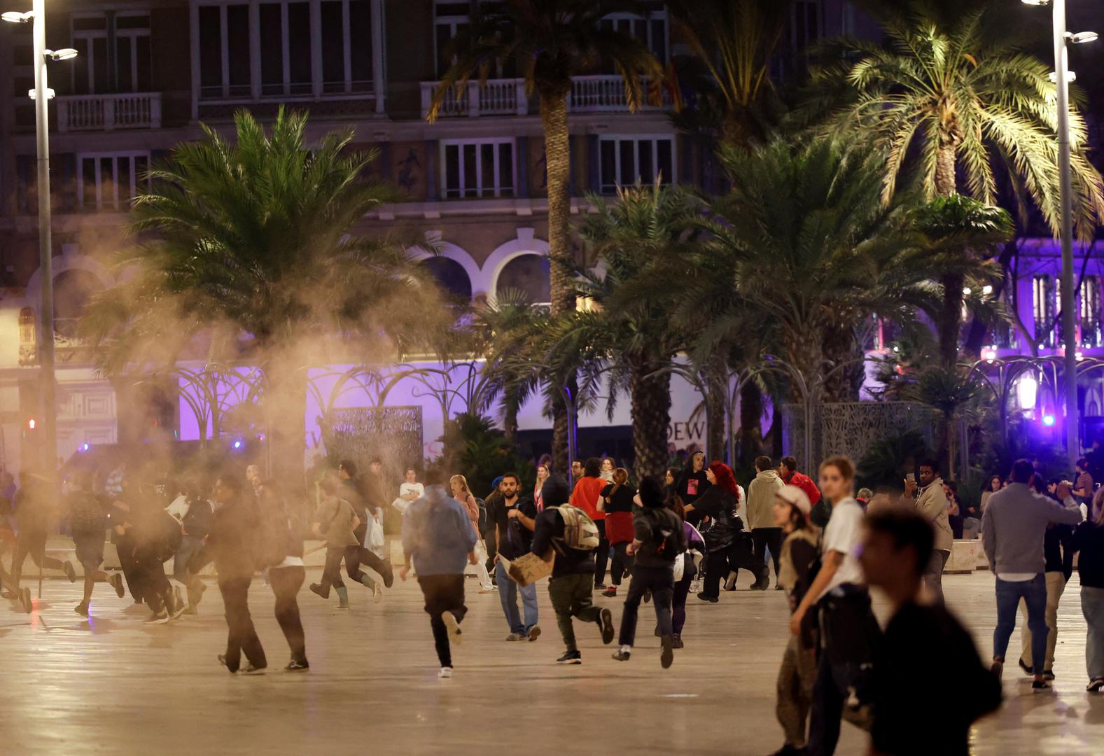 People run during a protest against Valencia's regional leader Carlos Mazon and the management of the emergency response to the deadly floods in eastern Spain, in Valencia, Spain, November 9, 2024. REUTERS/Eva Manez Photo: Eva Manez/REUTERS