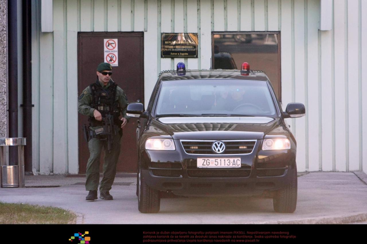 \'22.07.2011.,Zagreb - Ivu Sanadera pod pratnjom specijalne policije odvode iz zatvora Remetinec u Zatvorsku bolnicu u Svetosimunskoj. Photo: Goran Jakus/PIXSELL\'