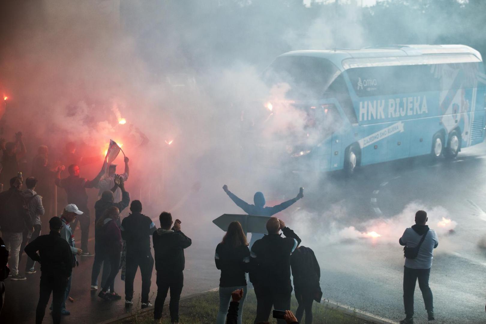 Za još jednu senzaciju njihovih miljenika, nakon obranjenog naslova osvajača Kupa 2020., navijači su dočekali dečke u bijelim dresovima ispred autobusa po dolasku kući s bakljama, pjesmom i pljeskom. 