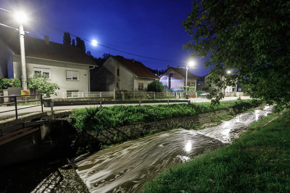 Zagreb: Potok Vrapčak onečišćen pjenom nepoznatog porijekla