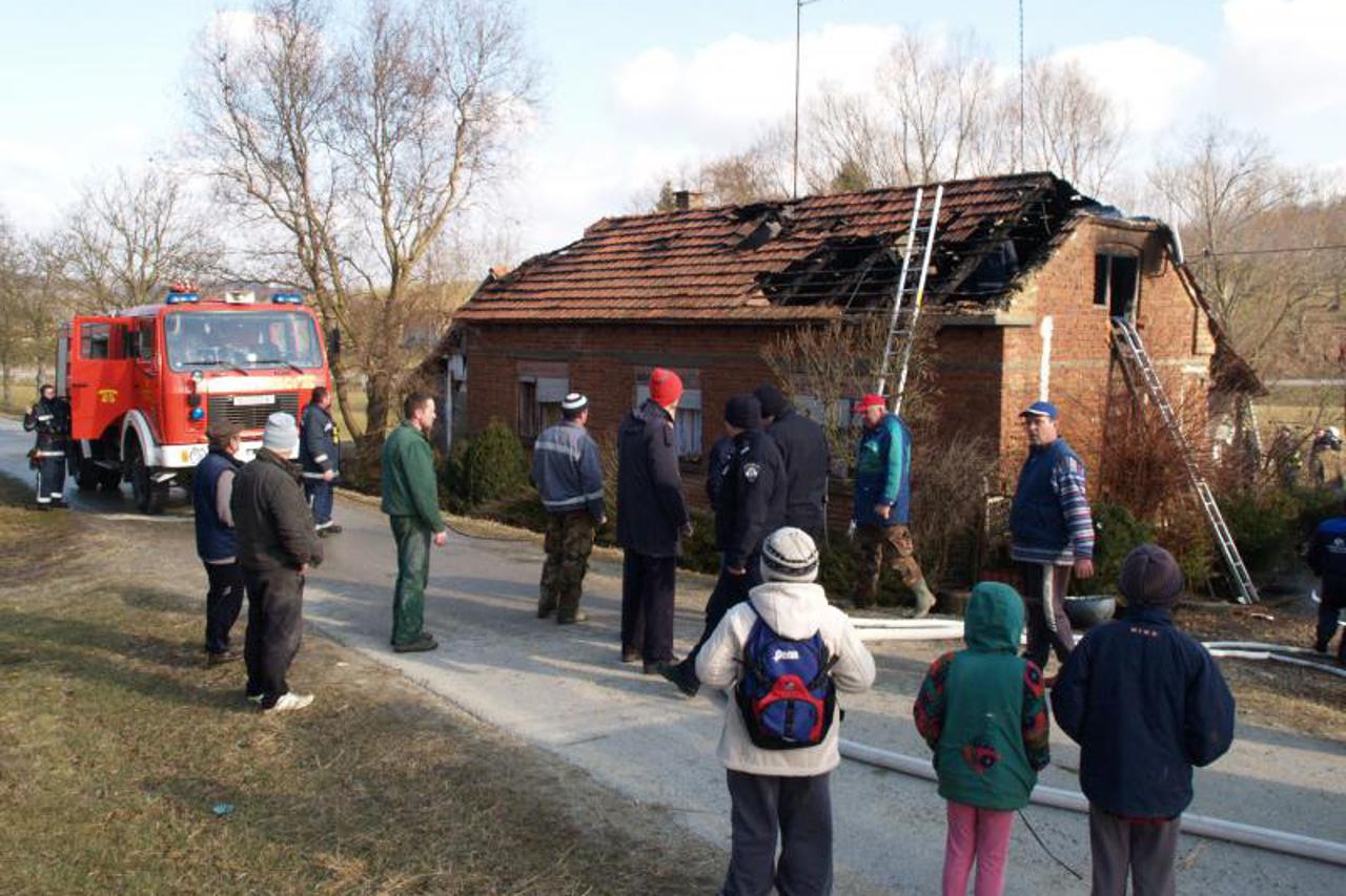 požar, požar na kući, vatrogasci (1)