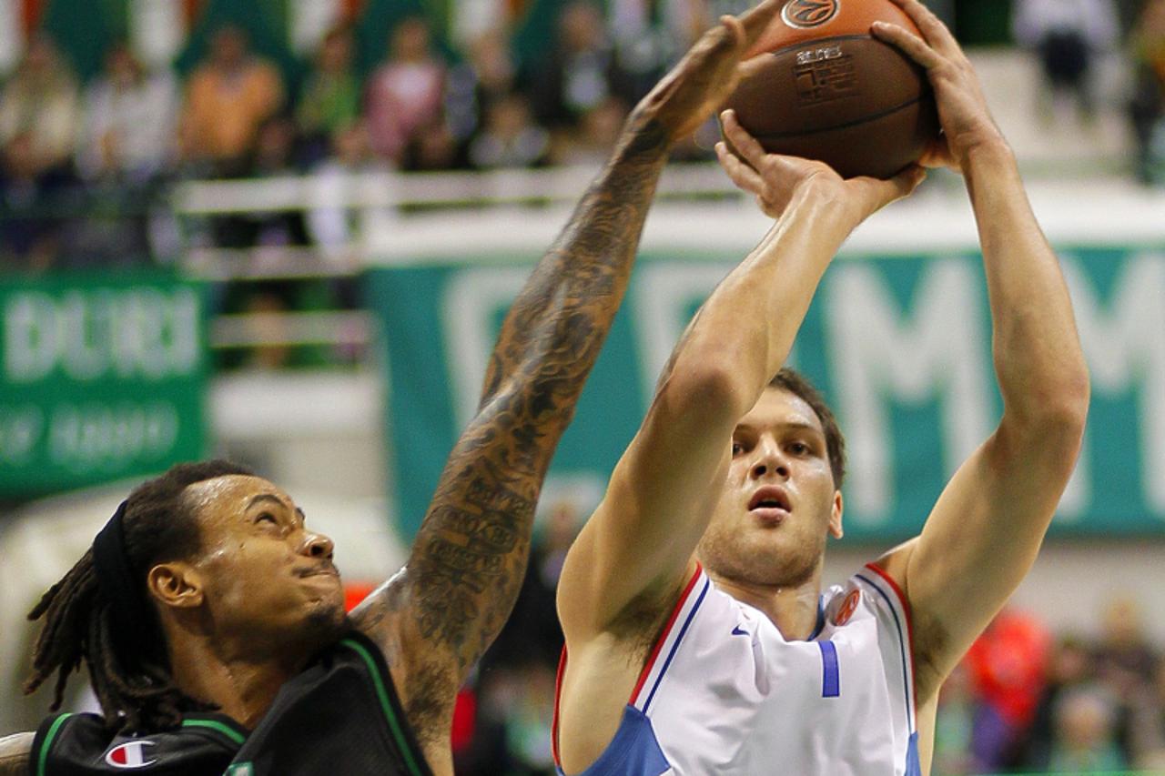 \'Montepaschi\'s Siena David Moss (L) tries to stop the action of Cibona\'s Zagreb Bojan Bogdanovic during their regular season, Game 3, Groupe C, Euroleague basketball match on November 3, 2010 in Si