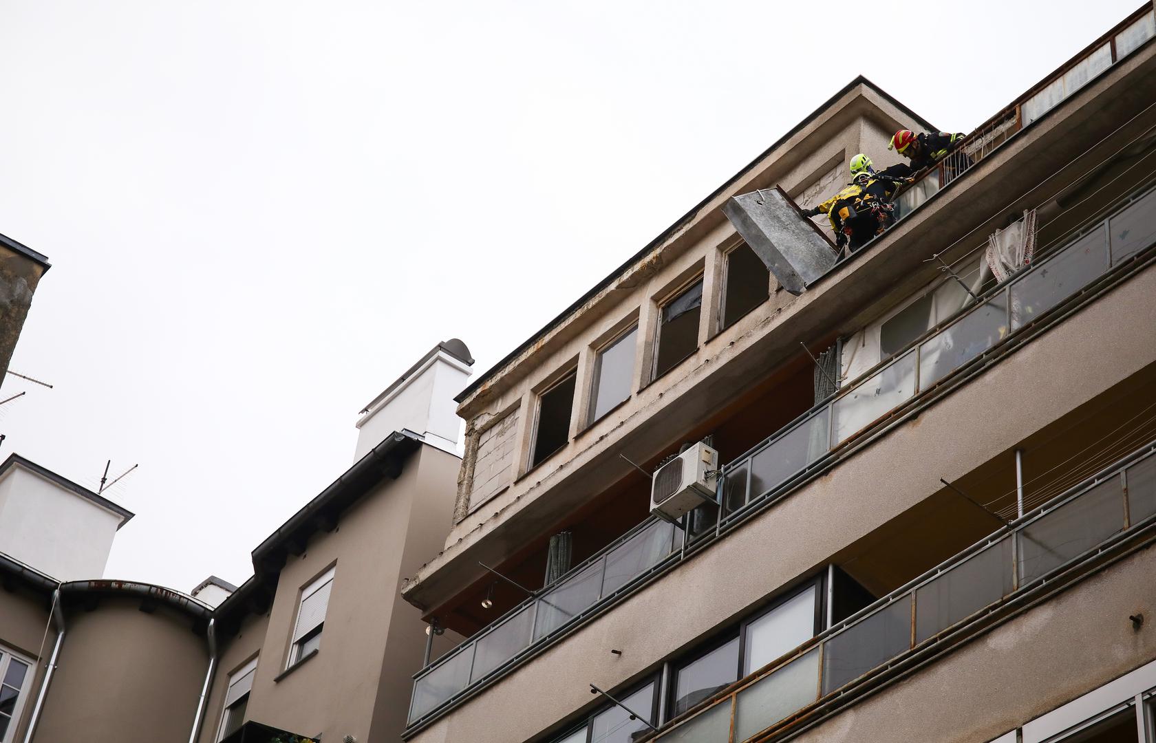 Vjetar je lim s krovova dizao i na još nekoliko lokacija, poput trgovačkog centra u Dubravi.